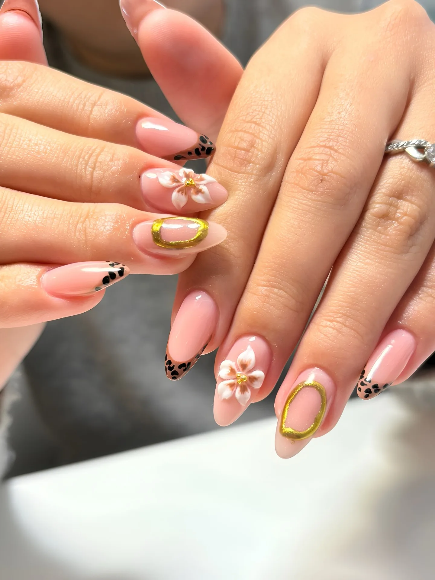 Nail art french léopard avec fleurs en relief