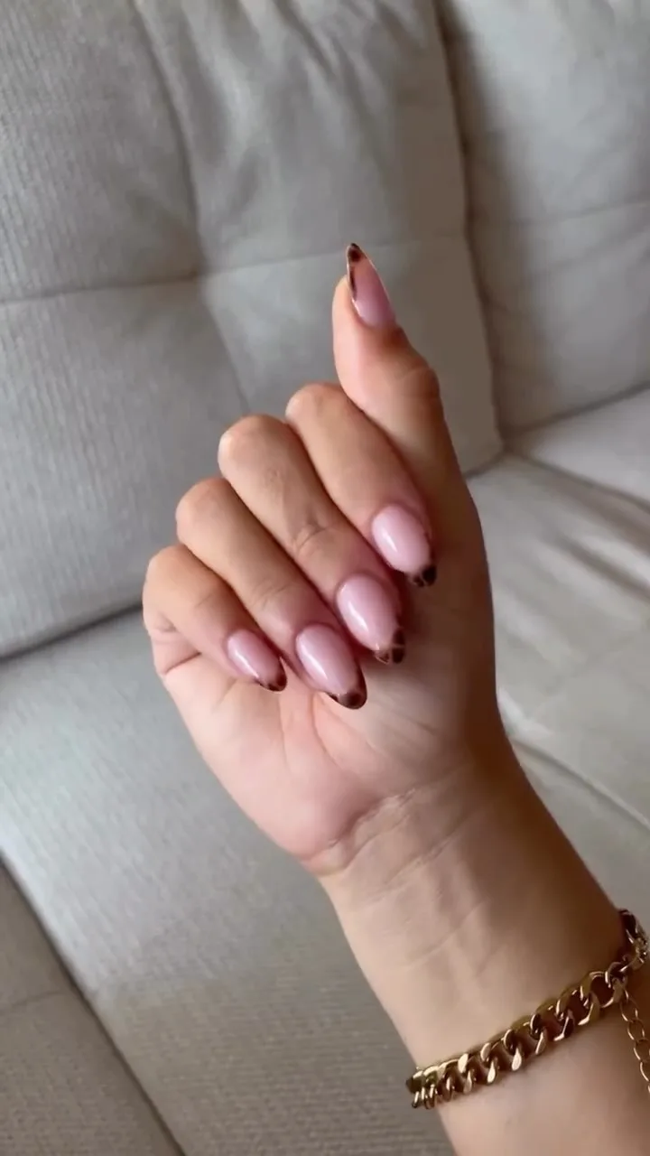French nude revisitée en tons écaille et caramel