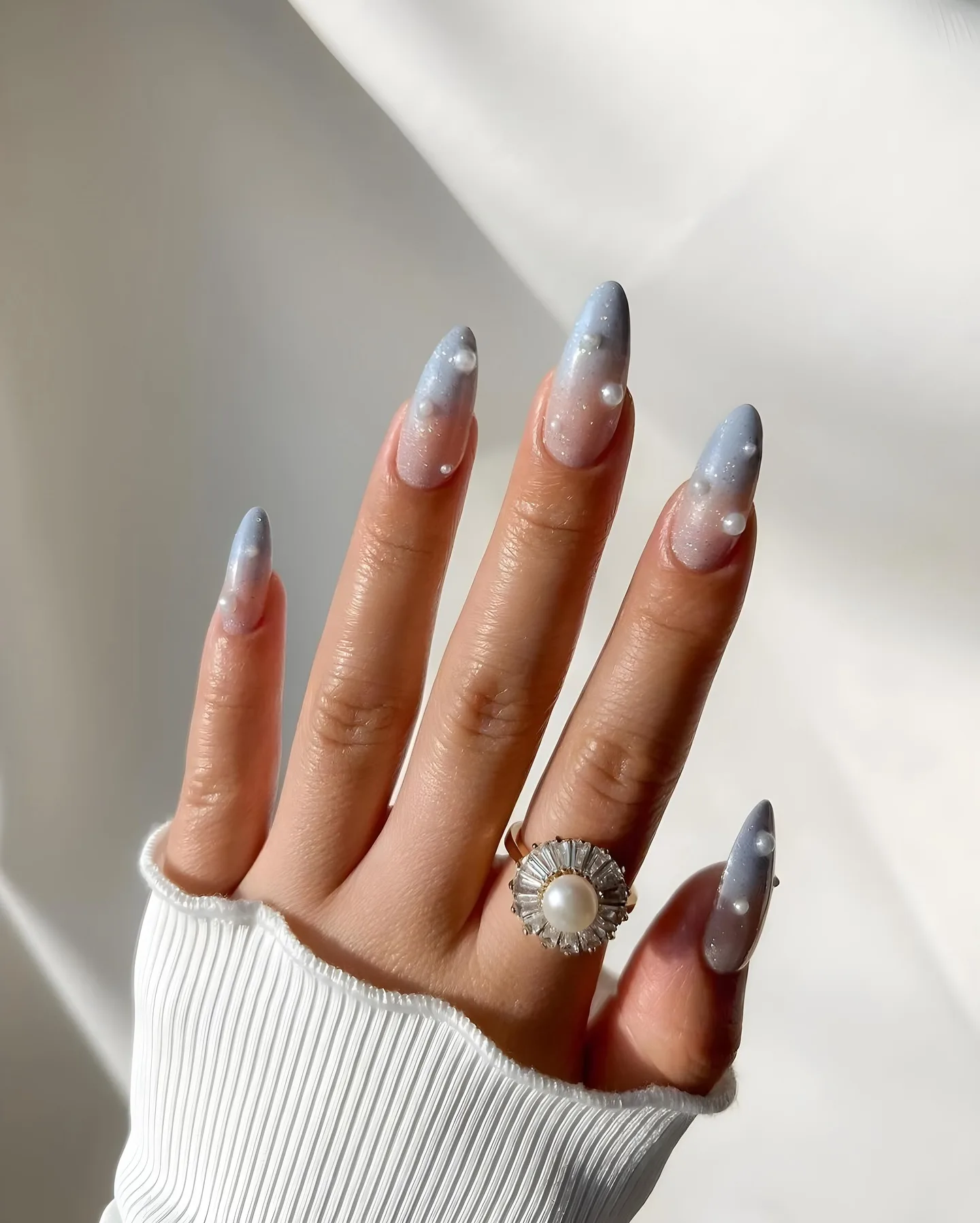 Ongles amande en ombré gris-bleu avec accents nacrés